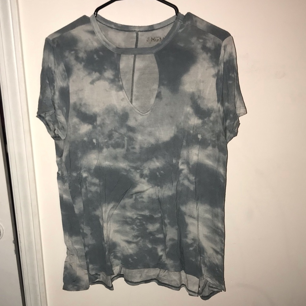 Blue & white tie dye t-shirt.